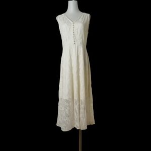 🐰 M, White  V-neckline Sleeveless Button-Front Lace Dress by IE